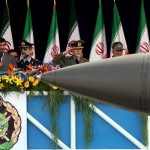 Il presidente Ahmadinejad a una parata militare