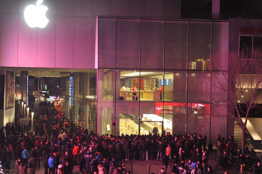 Migliaia di persone in coda in attesa di acquistare il nuovo iPhone 4S, nei negozi Apple della Cina