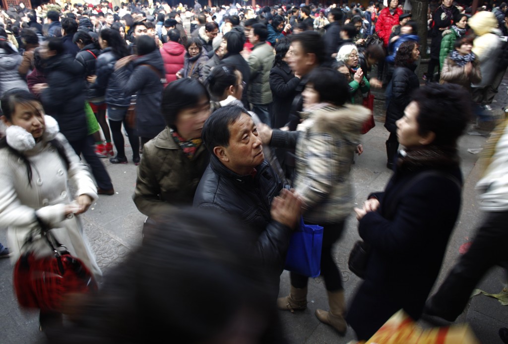 Folla nei templi di Shanghai, tra le più grandi metropoli della Cina