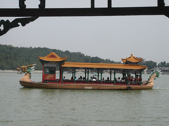 Un barca naviga su un lago cinese