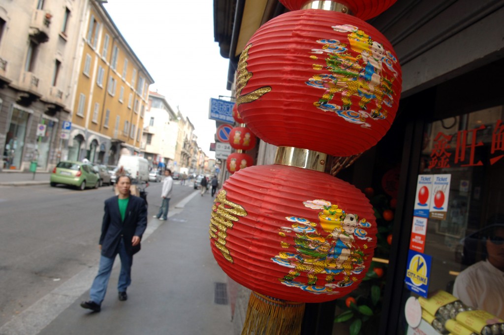 Lanterne cinese appese fuori da un negozio di via Paolo Sarpi a Milano