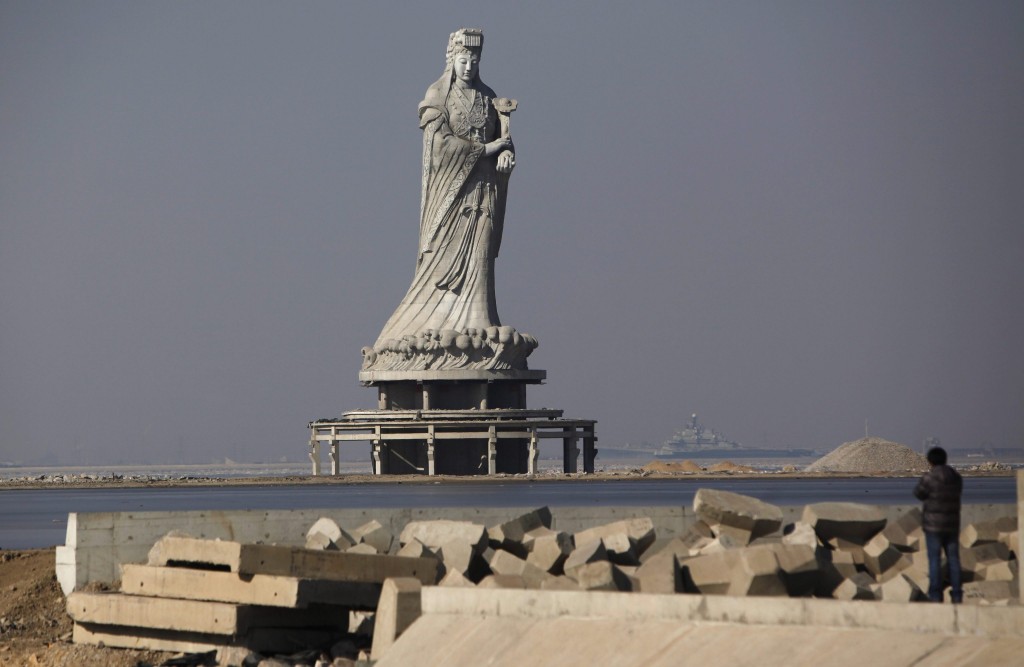 La statua di Mazu, la dea del mare cinese, nel porto di Tianjin