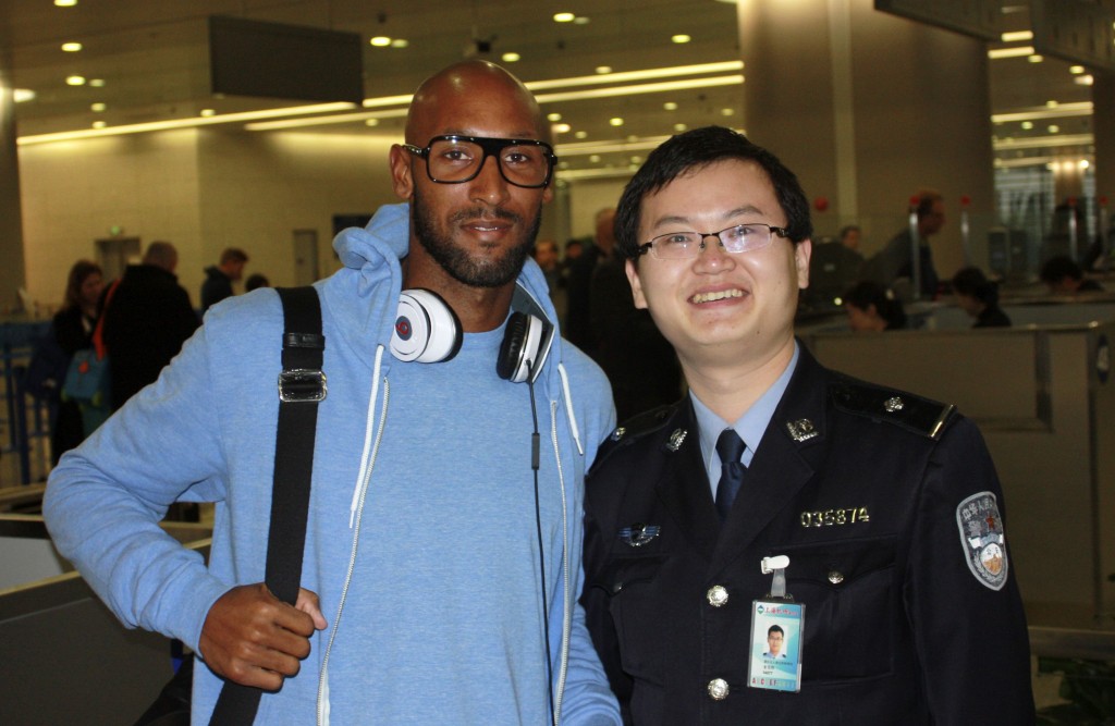 Anelka con un agente dell’immigrazione all’aeroporto di Pudong