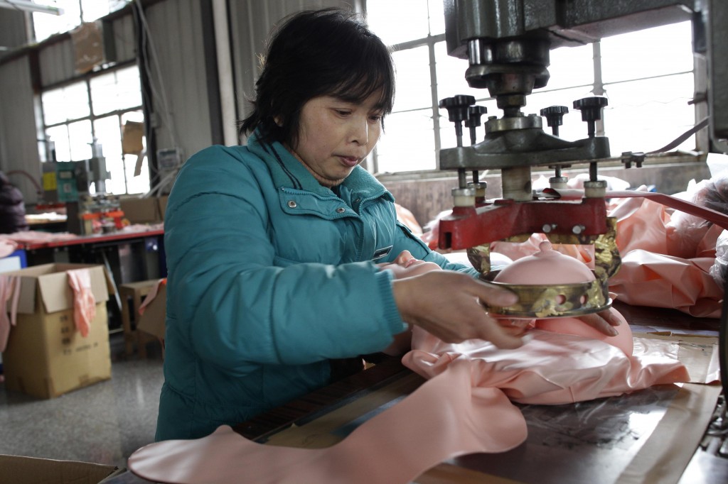 Una lavoratrice della fabbrica di giocattoli Ningbo Yamei