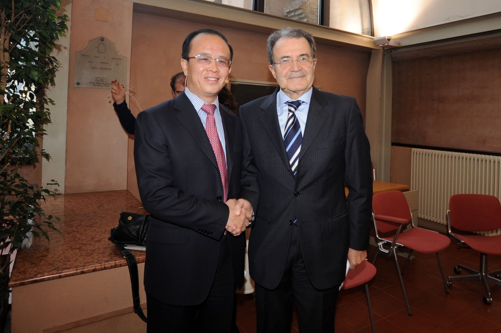 L’ambasciatore cinese in Italia Ding Wei incontra Romano Prodi all’Alma Mater di Bologna