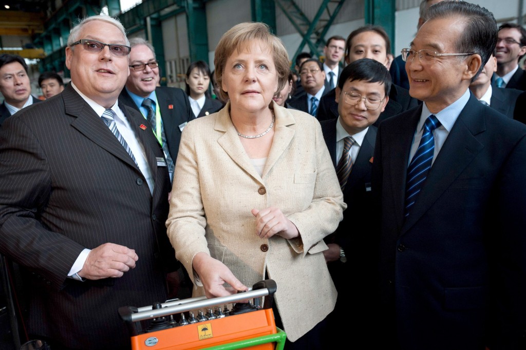 La cancelliera tedesca Angela Merkel visita uno stabilimento manifatturiero con il premier cinese Wen Jiabao