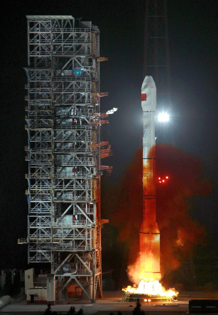 Lancio di un vettore dalla piattaforma satellitare Xichang nel sud ovest della provincia del Sichuan, 25 febbraio 2012.