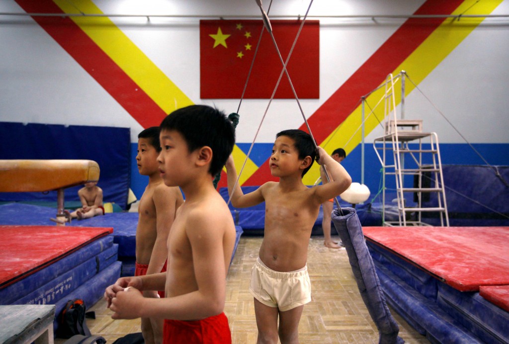 Piccoli ginnasti durante un allenamento alla Shichahai Sports School di Pechino