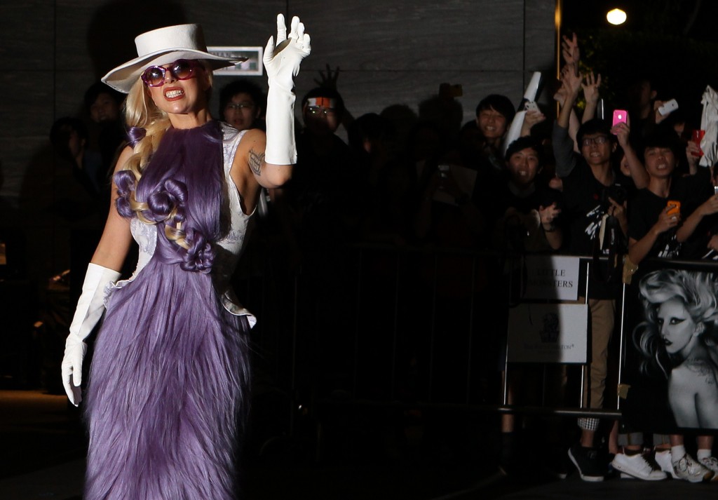 Lady Gaga arriva al suo albergo di Hong Kong