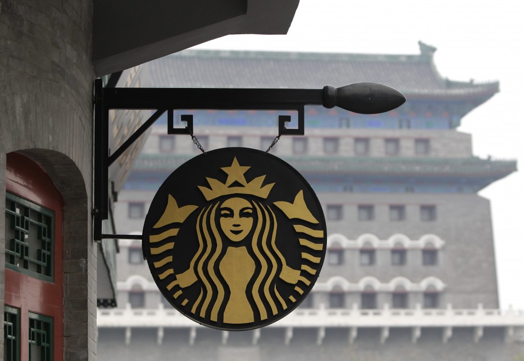 Il logo di Starbucks sullo sfondo della porta Zhengyang, a pochi passi da piazza Tiananmen a Pechino