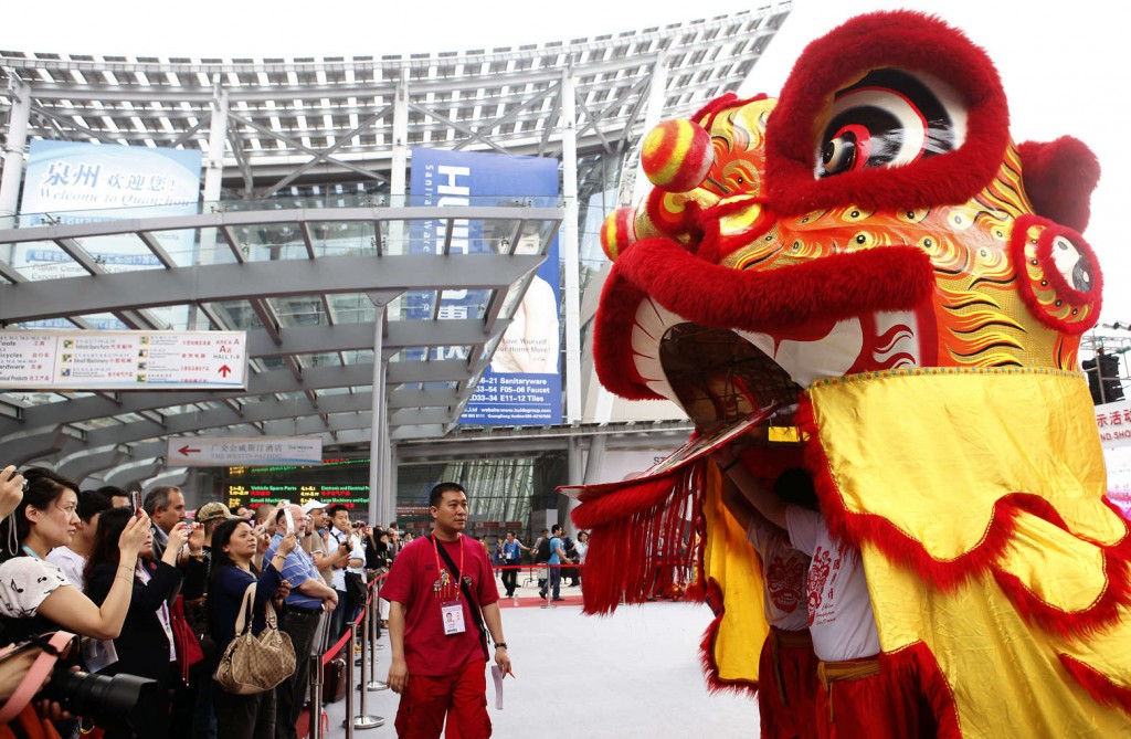 un dragone danzante saluta l’apertura della Fiera Import-Export a Canton