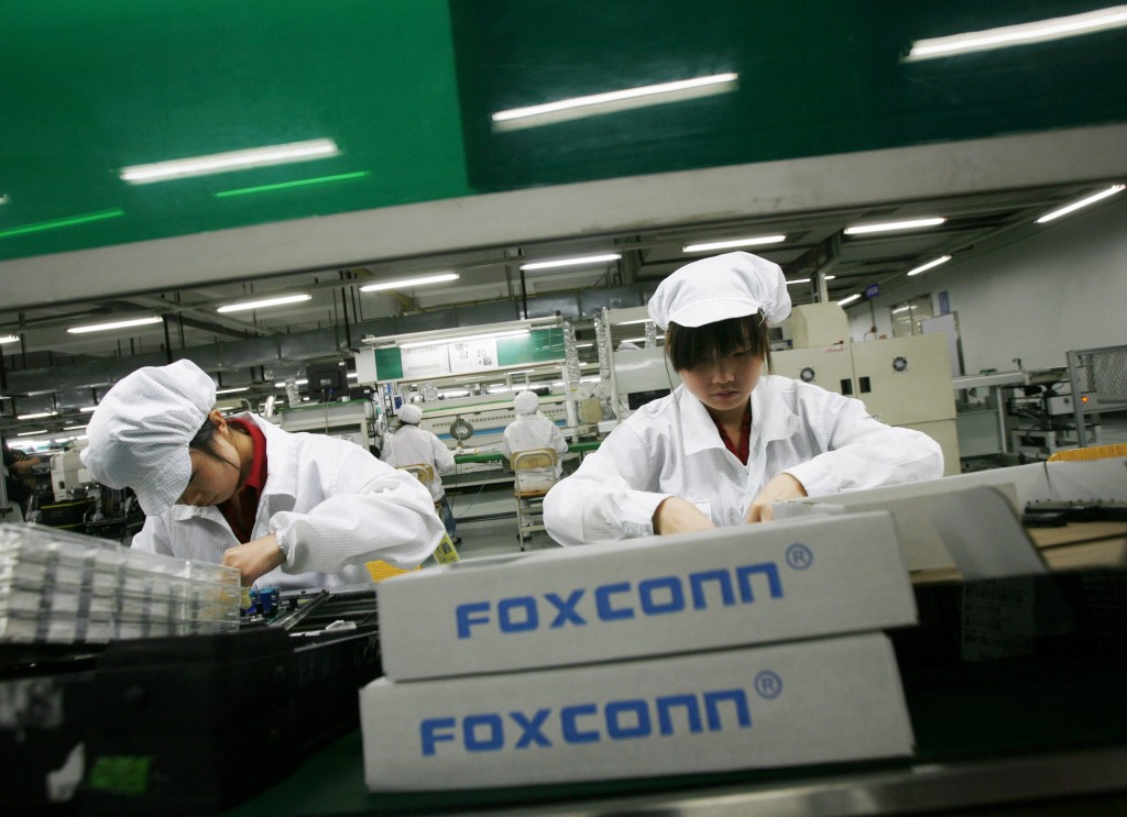 operaie alla catena di montaggio Foxconn