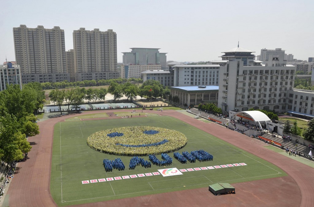 Studenti della Nanjing Agricultural University in formazione per uno smile da record