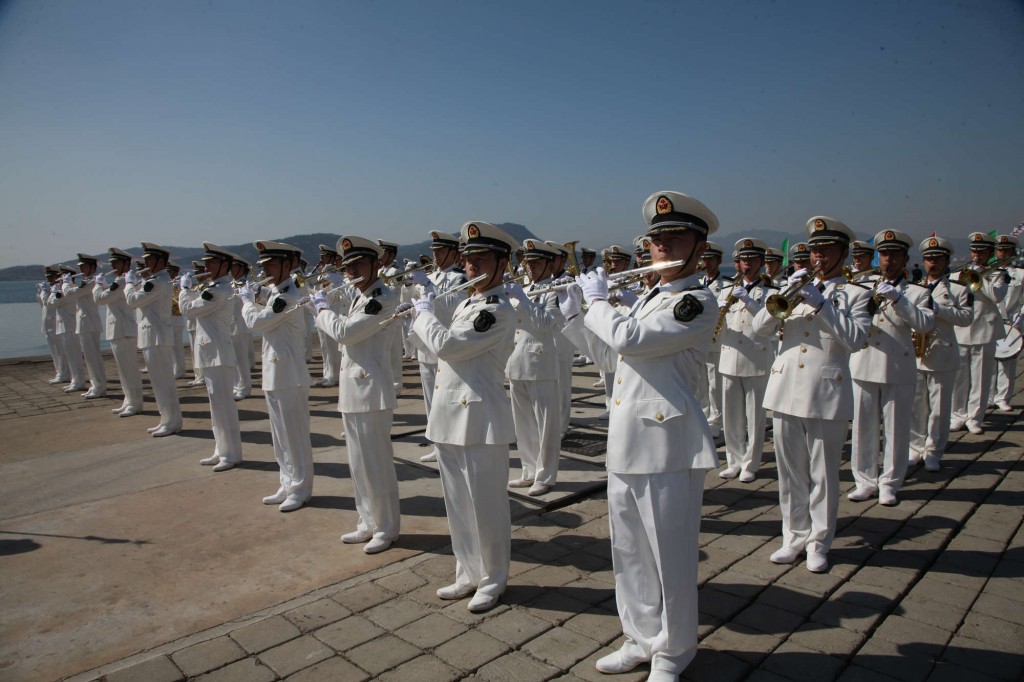 Banda della marina cinese si esibisce prima della partenza della nave Zhenghe