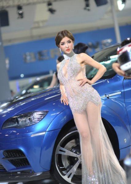 Il prezioso vestito distoglie l’attenzione dalla vettura esposta nello stand “Li Yinzhi”