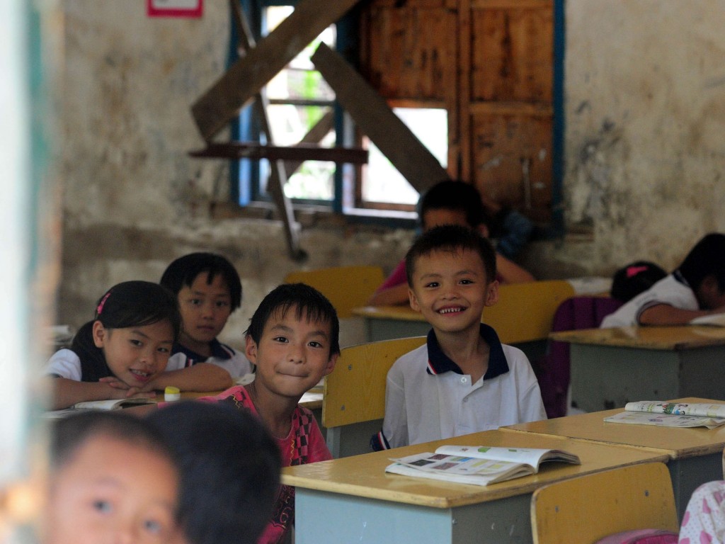 Bambini sorridenti nella scuola elementare Haipo sull’isola tropicale di Hainan