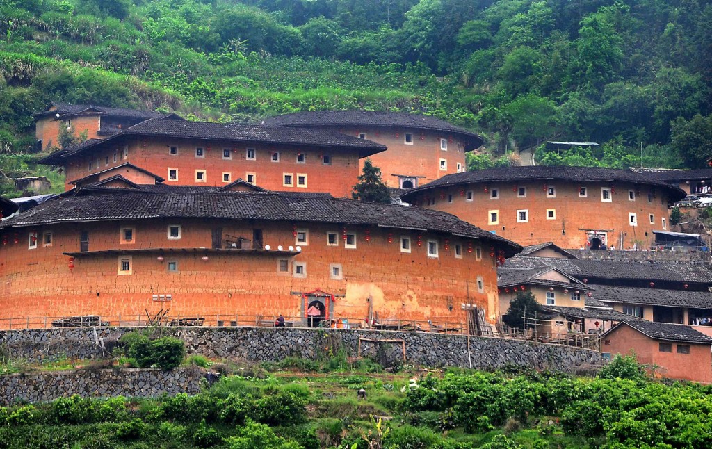 un gruppo di “Tulou” (土楼, “edifici fatti di terra”) nella contea di Nanchino