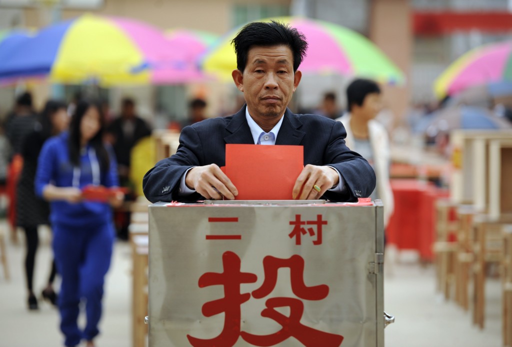un’immagine delle elezioni che si sono tenute a Wukan in seguito alla rimozione dei leader di partito