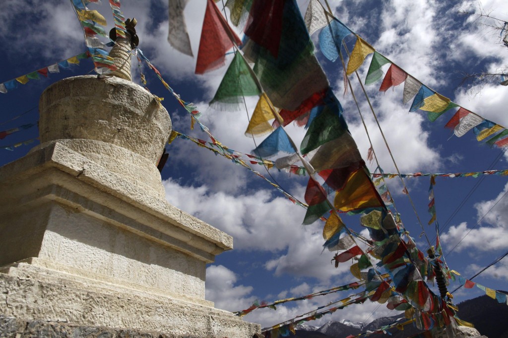 Uno stupa tibetano con le tipiche bandierine colorate