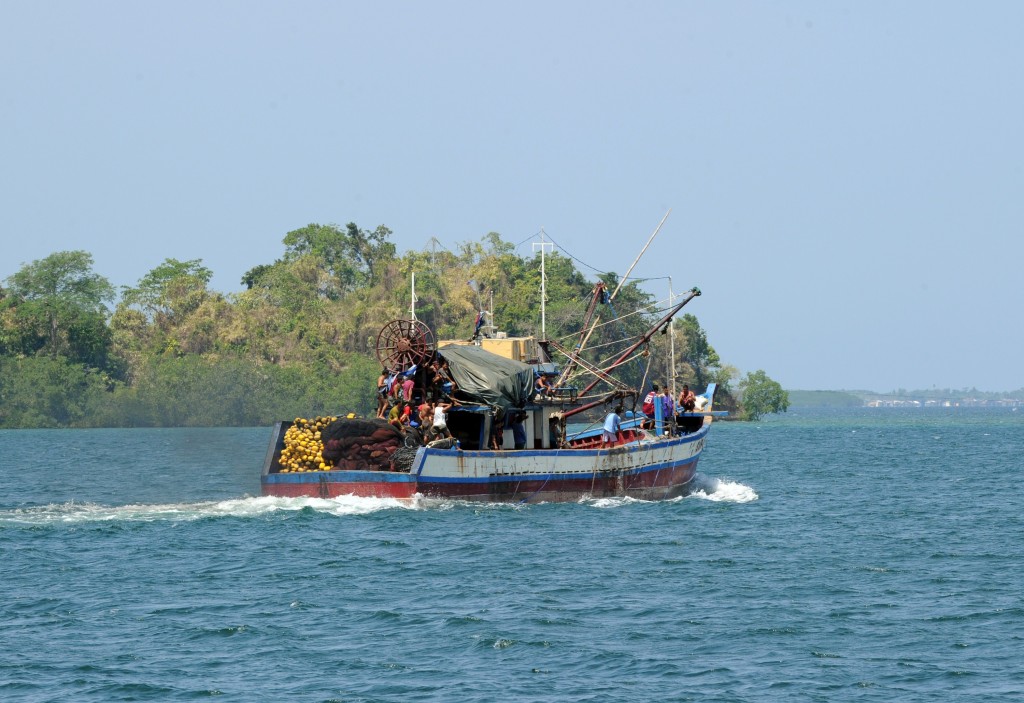Un’imbarcazione filippina diretta verso la zona di pesca dell’arcipelago conteso