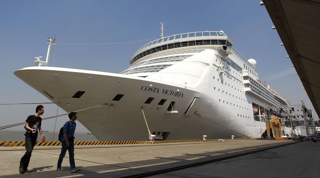 La nave Costa Victoria nel porto di Shanghai