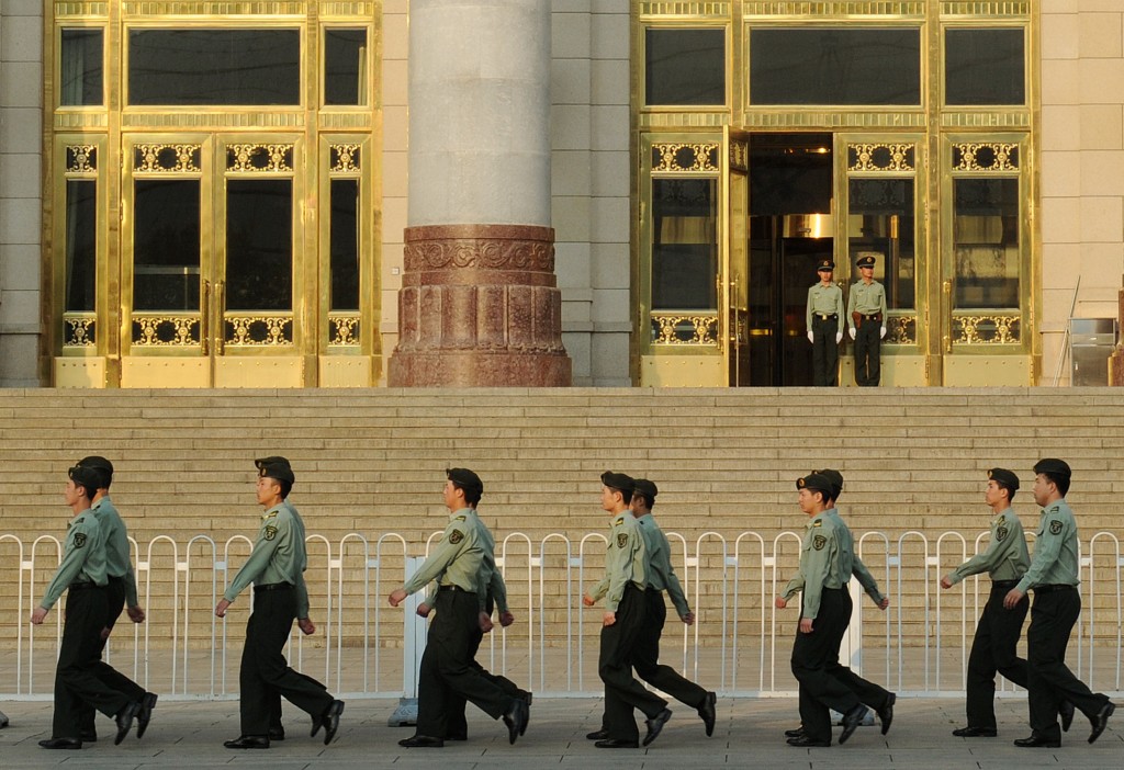 Militari davanti alla Great Hall of People, in piazza Tian’anmen