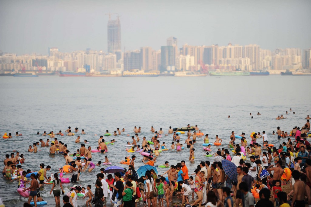 Turisti in spiaggia ad Haikou