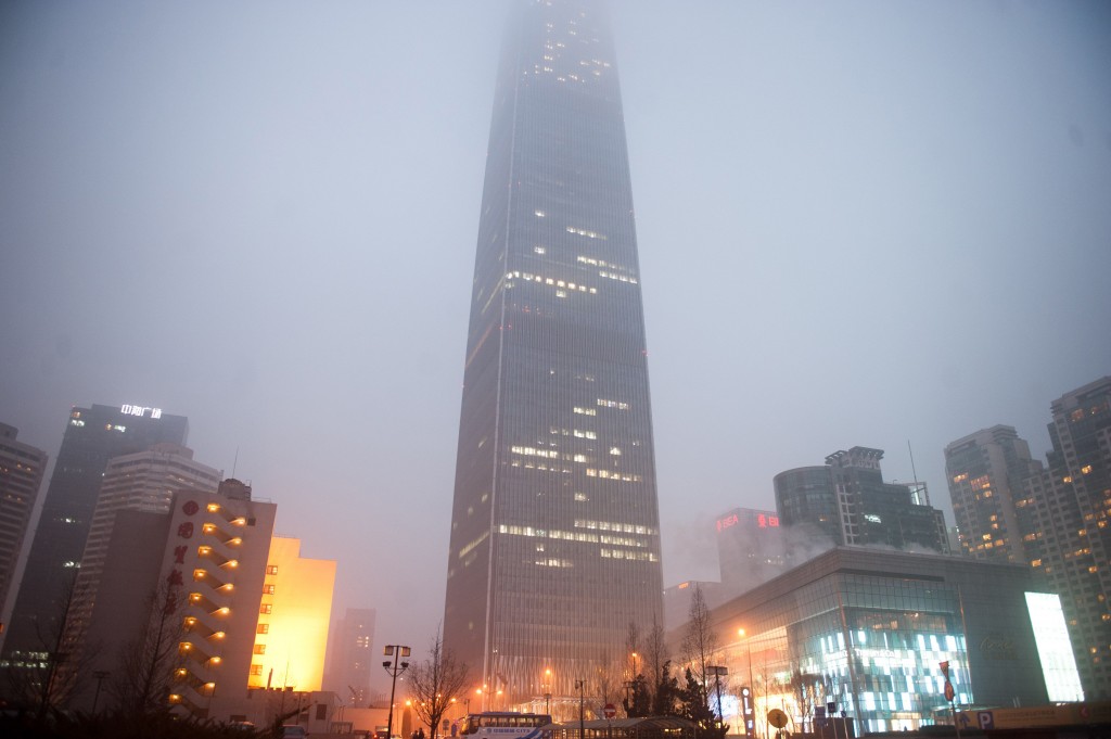 La China World Tower 3, l’edificio più alto di Pechino, è appena visibile nella foschia dovuta all’inquinamento