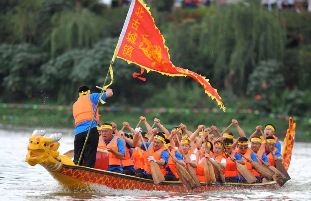 Una regata di barche di drago a Kunming