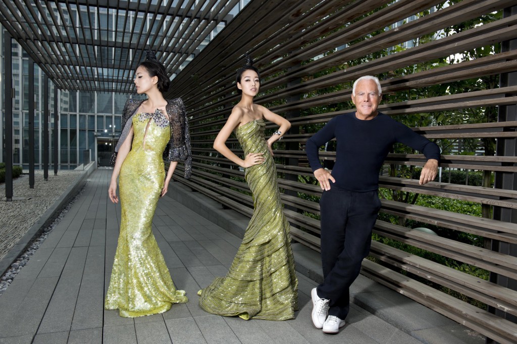 Armani e le sue creazioni davanti al flagship store di Pechino