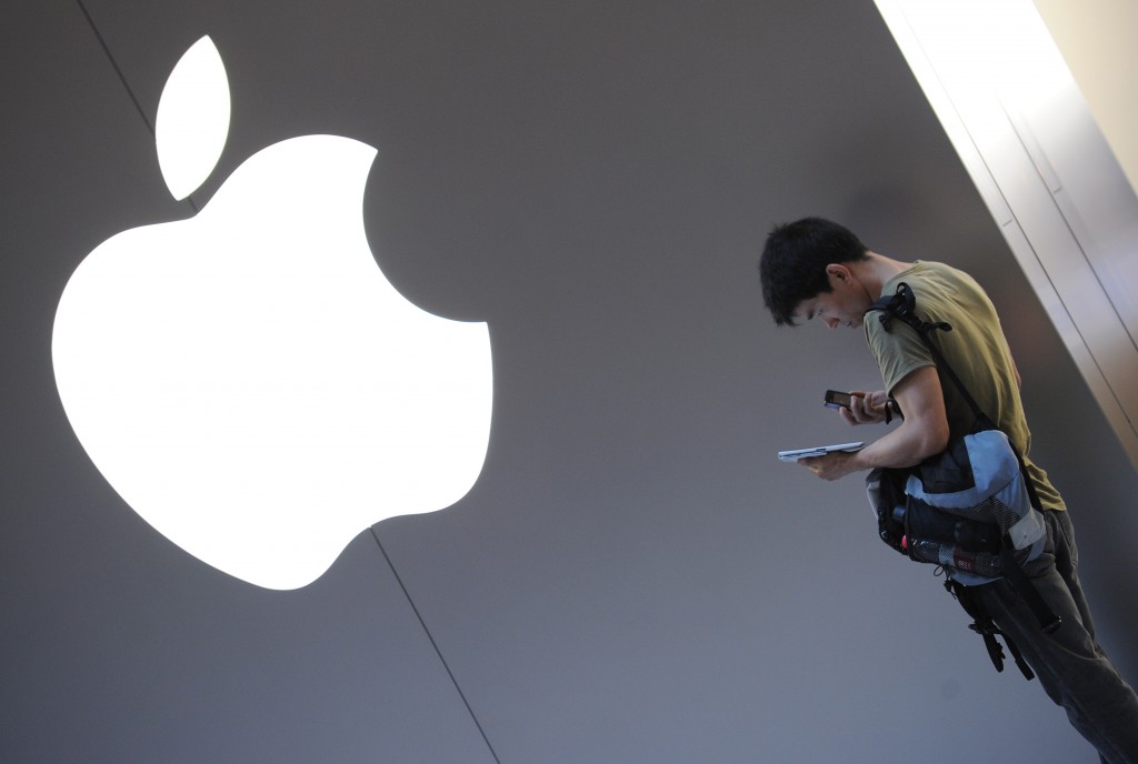 IPad e iPhone in mano fuori dall’Apple store di Shanghai