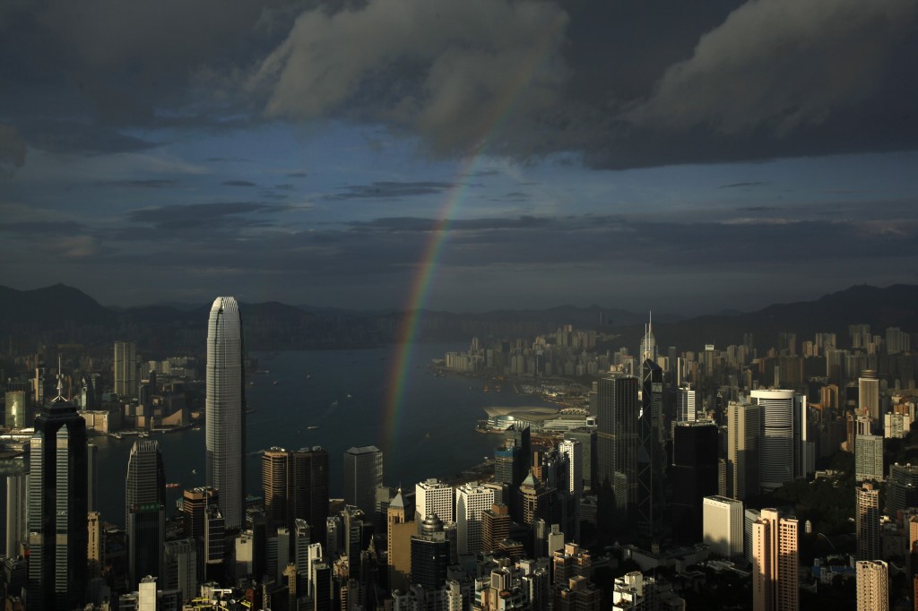 Un arcobaleno è apparso ad Hong Kong dopo le forti piogge