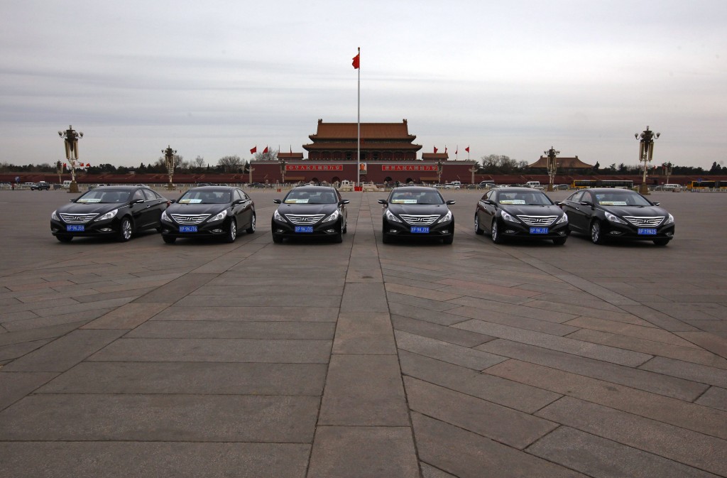 Automobili di politici raccolti in assemblea parcheggiate in piazza Tiananmen