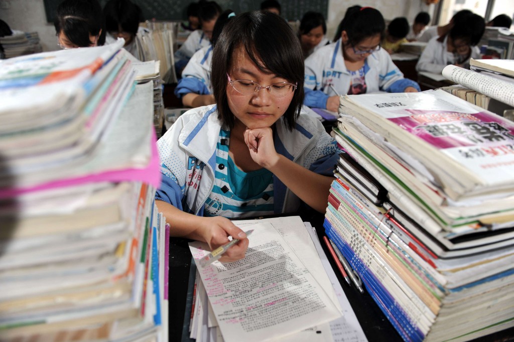 Una studentessa cinese che si prepara per gli esami di maturità