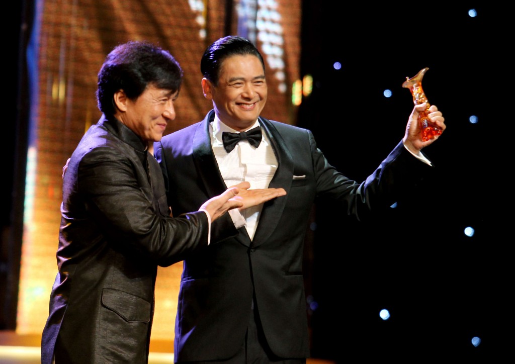 Jackie Chan premia l’attore Chow Yun-fat al 15esimo Festival del cinema di Shanghai