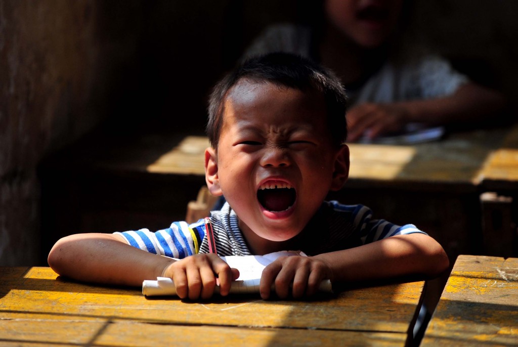 Un piccolo studente di un villaggio del Guangxi