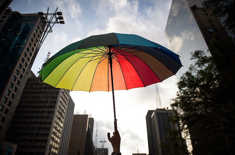 Un ombrello con i colori del movimento lgbt durante una manifestazione