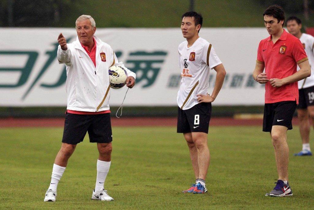 Il coach Marcello Lippi mentre allena il suo Guangzhou Evergrande