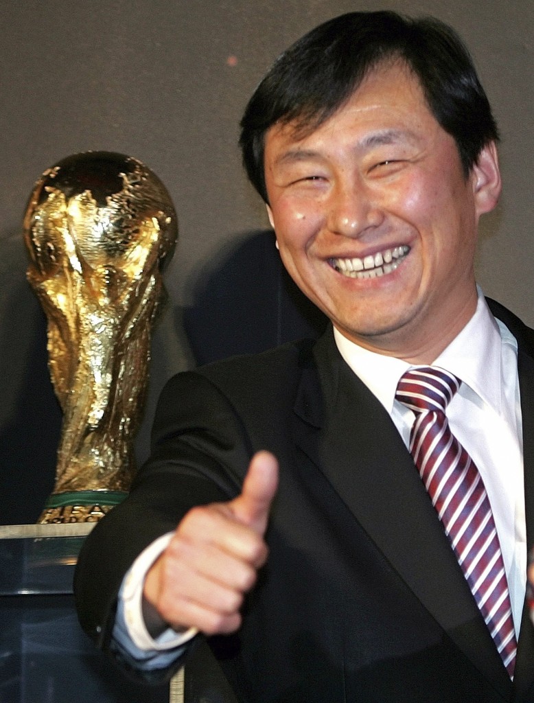 Nan Yong, ex presidente del Chinese Football Administrative Center in posa con la Coppa del Mondo a Pechino, nel 2006