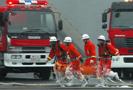 Vigili del fuoco cinesi durante un’esercitazione