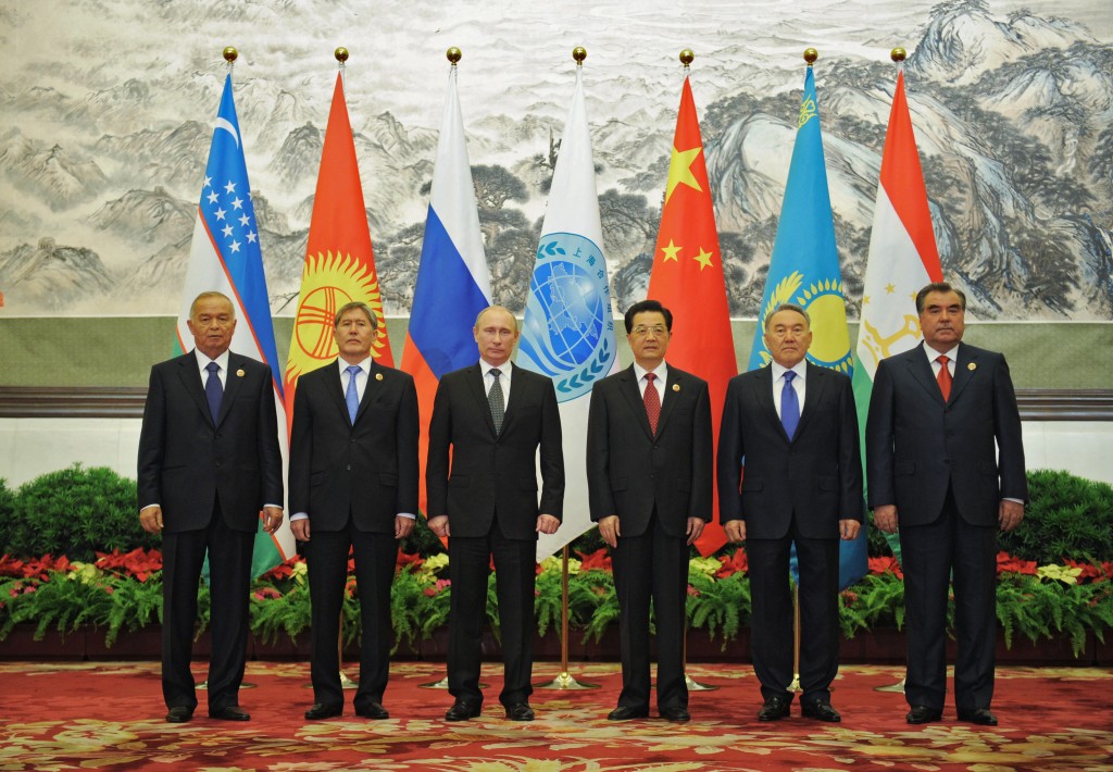 Da sin: il Presidente Uzbeko Karimov, il Kirgizo Atambayev, Vladimir Putin, Hu Jintao, il Presidente Kazako Nazarbayev e il Tajiko Rahmon