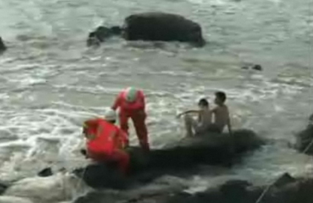 I pompieri cinesi in azione durante il salvataggio