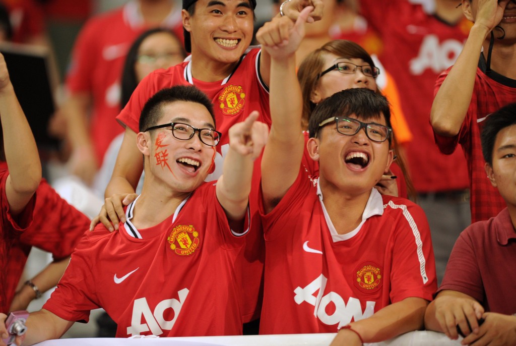 Tifosi cinesi del Manchester United affollano lo Shanghai Stadium