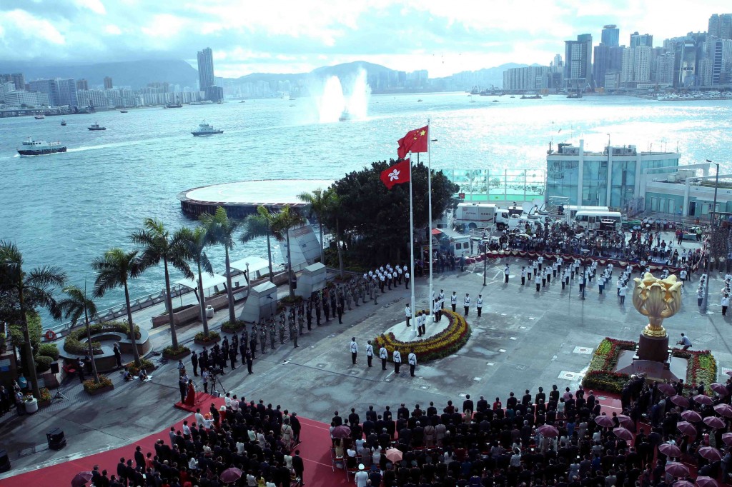 Le bandiere di Hong Kong e della Repubblica Popolare sventolano a Golden Bahunia Square