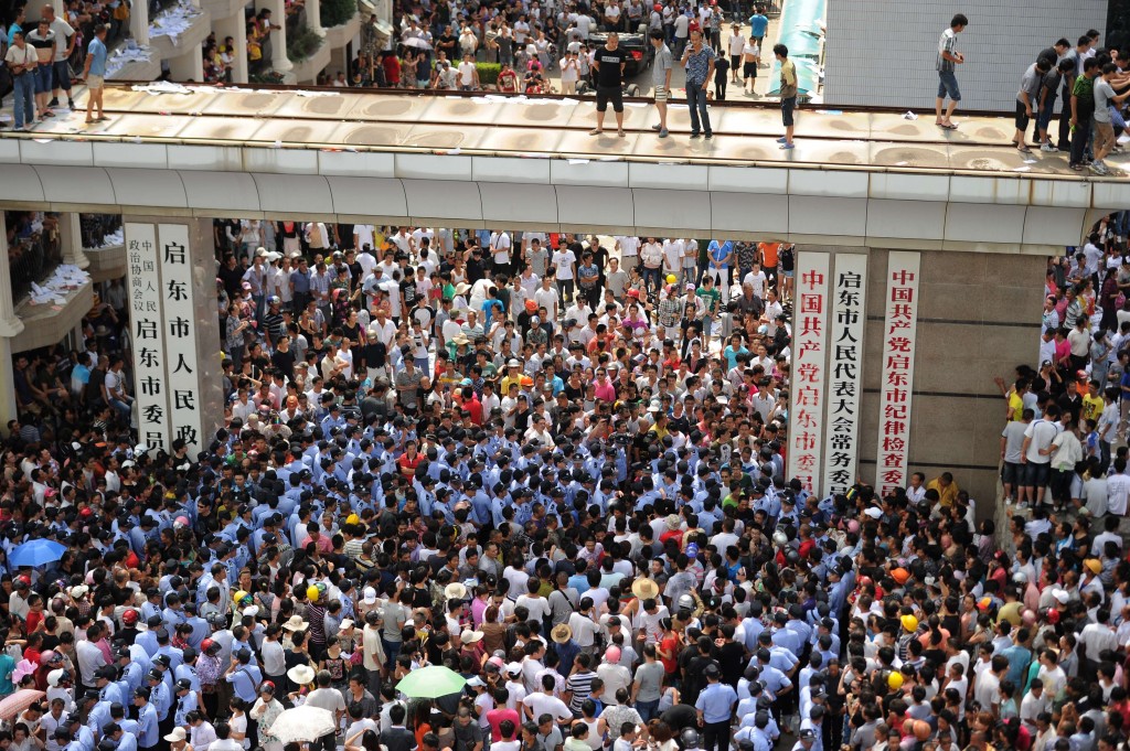 I manifestanti all’interno degli uffici del governo a Nantong