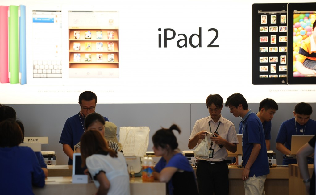 Clienti osservano gli iPad in un Apple store di Shanghai