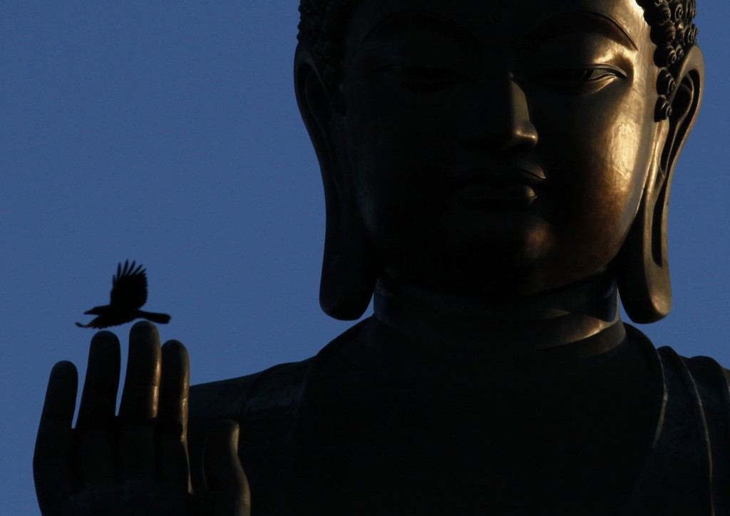 Il gigantesco Tian Tan Buddha al monastero Po Lin di Hong Kong