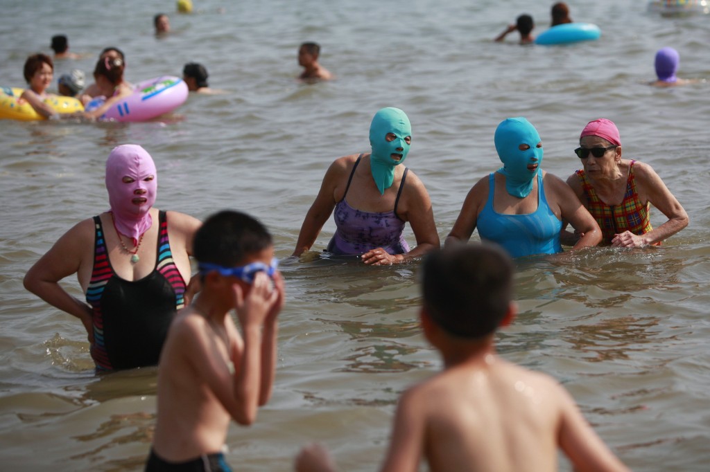 In spiaggia con la maschera a Qingdao
