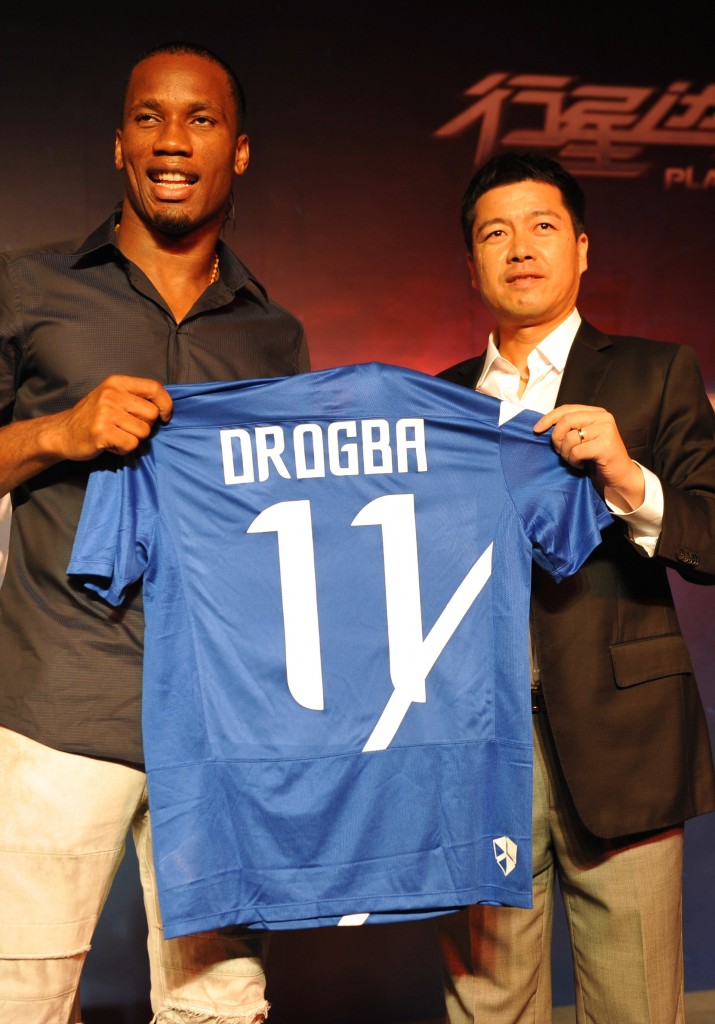 Didier Drogba in Cina con il presidente del club Shenhua Shangai Zhu Jun