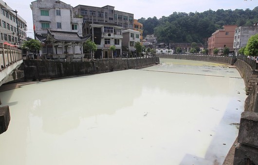 Il fiume diventato bianco per l’inquinamento